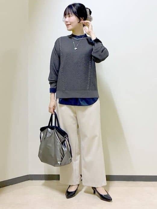 グレー系のニット/セーター、ブルー系のシャツ/ブラウス、ベージュ系のその他パンツを着用したレディースの冬コーディネートの7枚目の写真
