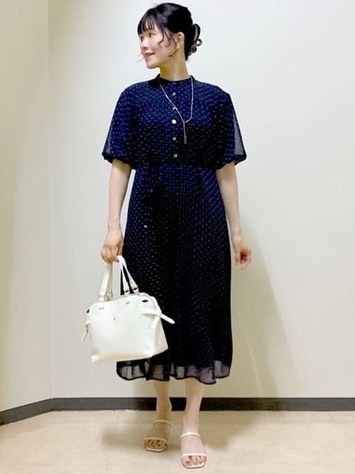 ブルー系のワンピース、グレー系のカーディガン/ボレロ、ホワイト系のトートバッグを着用したレディースの夏コーディネートの9枚目の写真