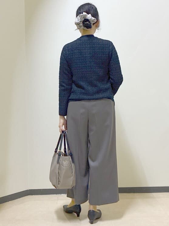 ブルー系のカーディガン/ボレロ、ブルー系のニット/セーター、ブラウン系のその他パンツを着用したレディースの冬コーディネートの3枚目の写真