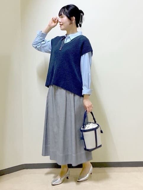 ブルー系のニット/セーター、ブルー系のシャツ/ブラウス、ブラック系のスカートを着用したレディースの春コーディネートの8枚目の写真