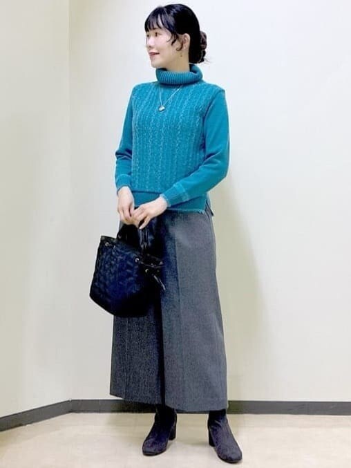 ブルー系のニット/セーター、グレー系のその他パンツ、ブラック系のダウンジャケット/コートを着用したレディースの冬コーディネートの5枚目の写真