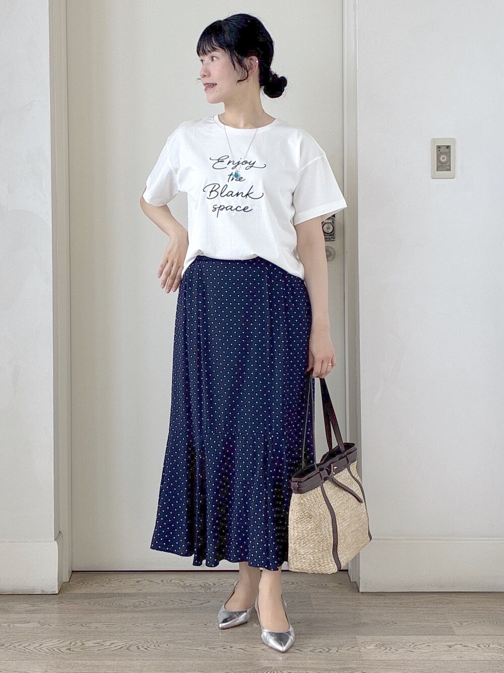 ホワイト系のTシャツ/カットソー、ベージュ系のベスト、ブルー系のスカートを着用したレディースの春コーディネートの6枚目の写真
