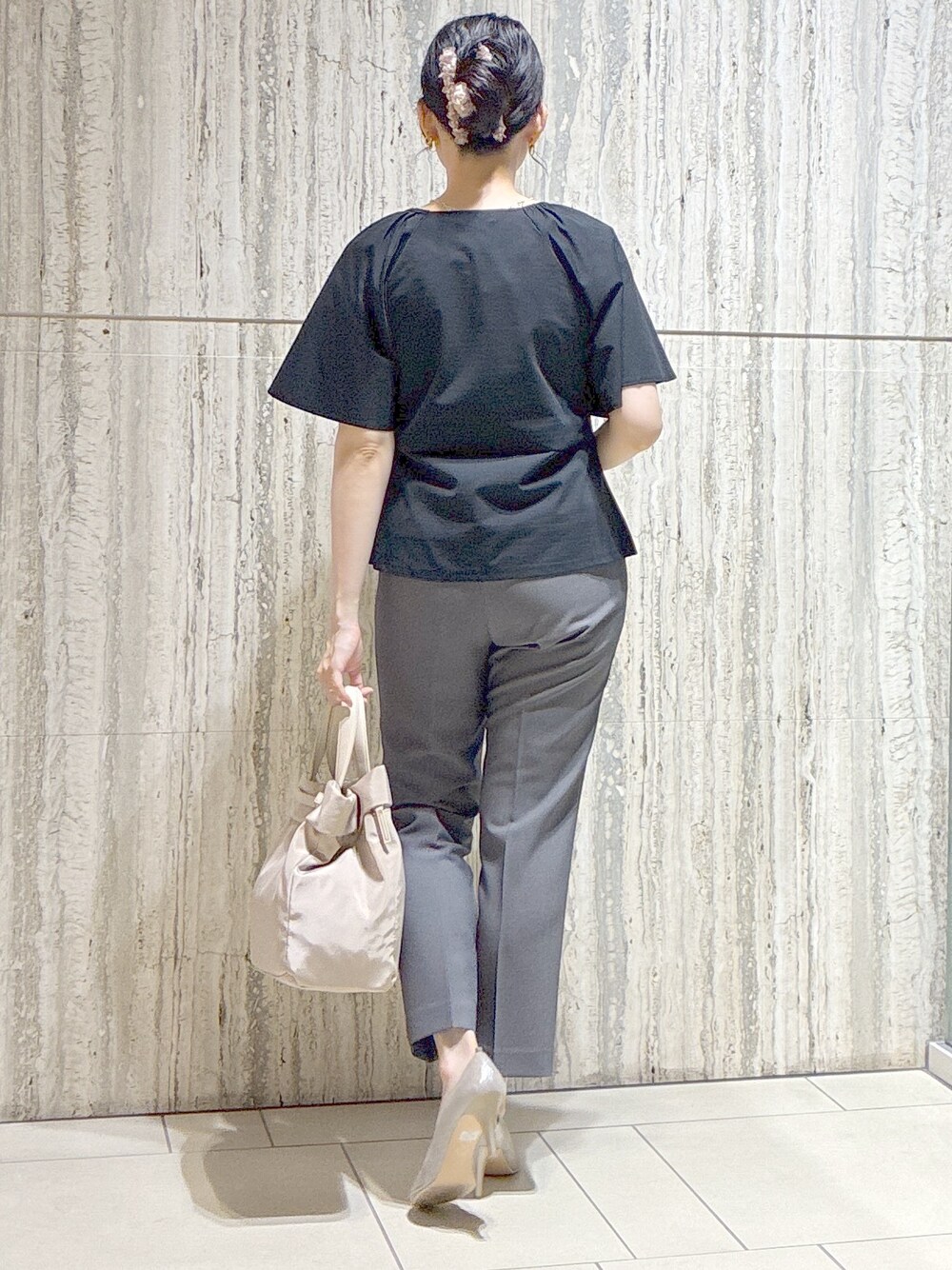 ブラック系のTシャツ/カットソー、ブラック系のその他パンツ、ベージュ系のトートバッグを着用したレディースの夏コーディネートの3枚目の写真