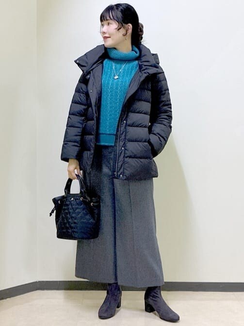 ブルー系のニット/セーター、グレー系のその他パンツ、ブラック系のダウンジャケット/コートを着用したレディースの冬コーディネートの9枚目の写真