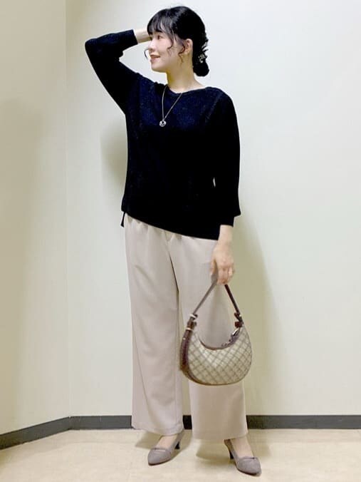 ブルー系のシャツ/ブラウス、ベージュ系のその他パンツ、ブラウン系のショルダーバッグを着用したレディースの秋コーディネートの9枚目の写真