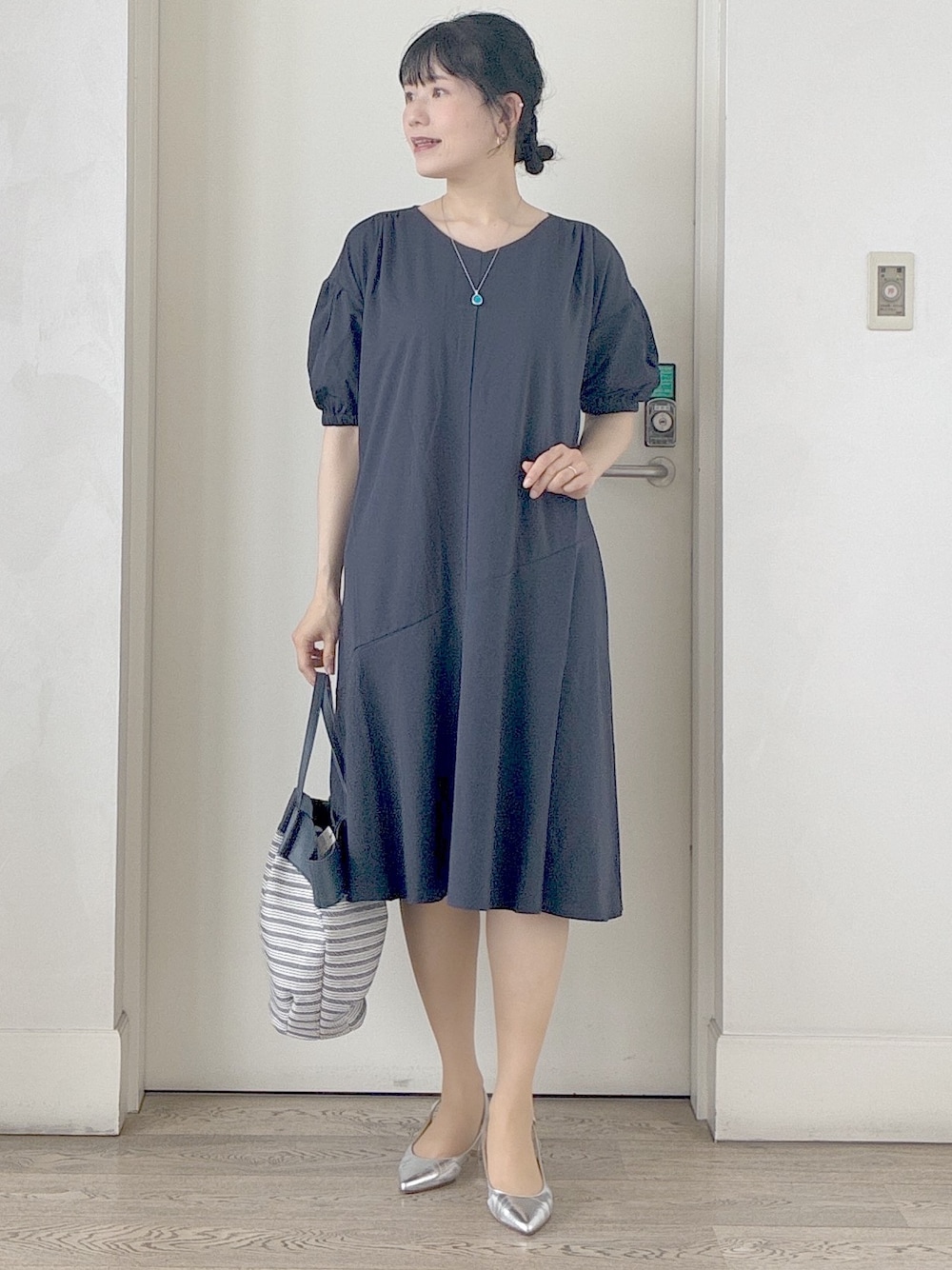 ブルー系のワンピース、グレー系のブルゾン、ホワイト系のカーディガン/ボレロを着用したレディースの夏コーディネートの9枚目の写真