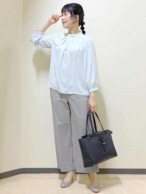 グレー系のその他パンツ、ブルー系のシャツ/ブラウス、ブルー系のテーラードジャケットを着用したレディースの春コーディネートの5枚目の写真