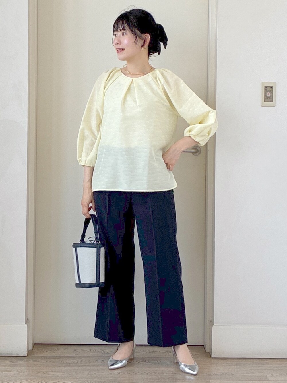 イエロー系のシャツ/ブラウス、ブルー系のその他パンツ、ブルー系のショルダーバッグを着用したレディースの夏コーディネートの6枚目の写真