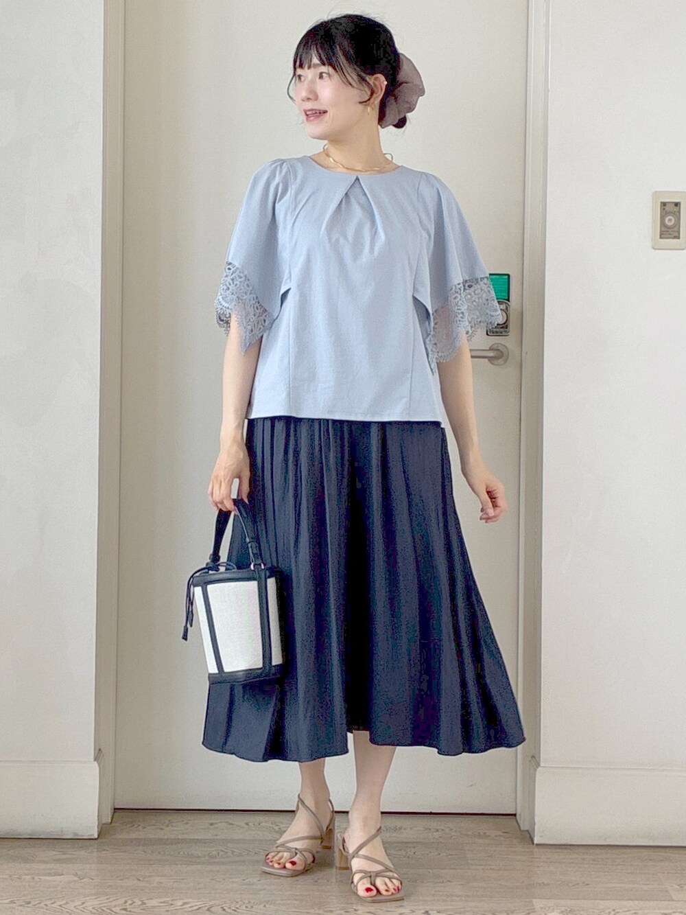 ブルー系のブルゾン、ブルー系のTシャツ/カットソー、ブルー系のその他パンツを着用したレディースの夏コーディネートの9枚目の写真