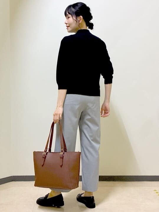ブラック系のニット/セーター、グレー系のその他パンツ、レッド系のスカートを着用したレディースの秋コーディネートの4枚目の写真