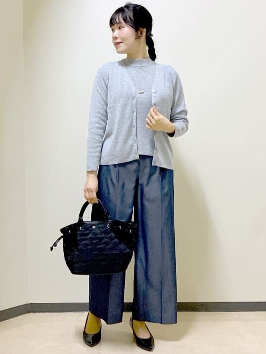 グレー系のニット/セーター、グレー系のカーディガン/ボレロ、ブルー系のその他パンツを着用したレディースの冬コーディネートの9枚目の写真