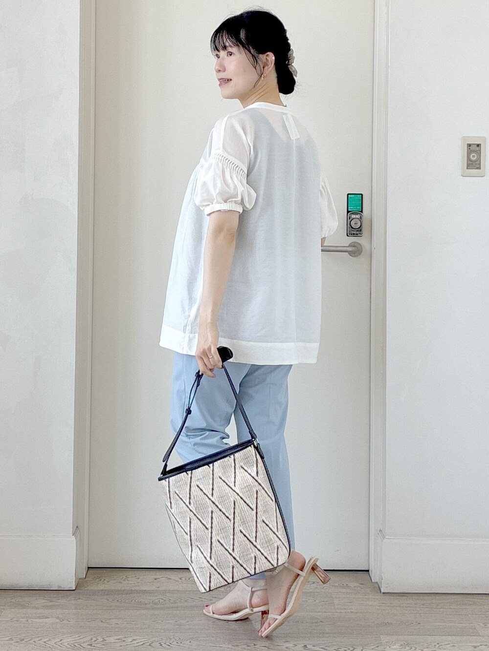 ホワイト系のシャツ/ブラウス、ブラック系のタンクトップ、ブルー系のその他パンツを着用したレディースの夏コーディネートの4枚目の写真