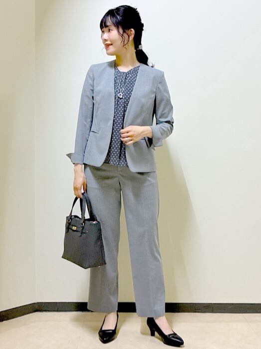 グレー系のノーカラージャケット、ブルー系のシャツ/ブラウス、グレー系のその他パンツを着用したレディースの夏コーディネートの7枚目の写真