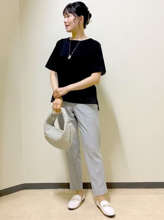 ブラック系のTシャツ/カットソー、グレー系のその他パンツ、イエロー系のその他パンツを着用したレディースの夏コーディネートの7枚目の写真