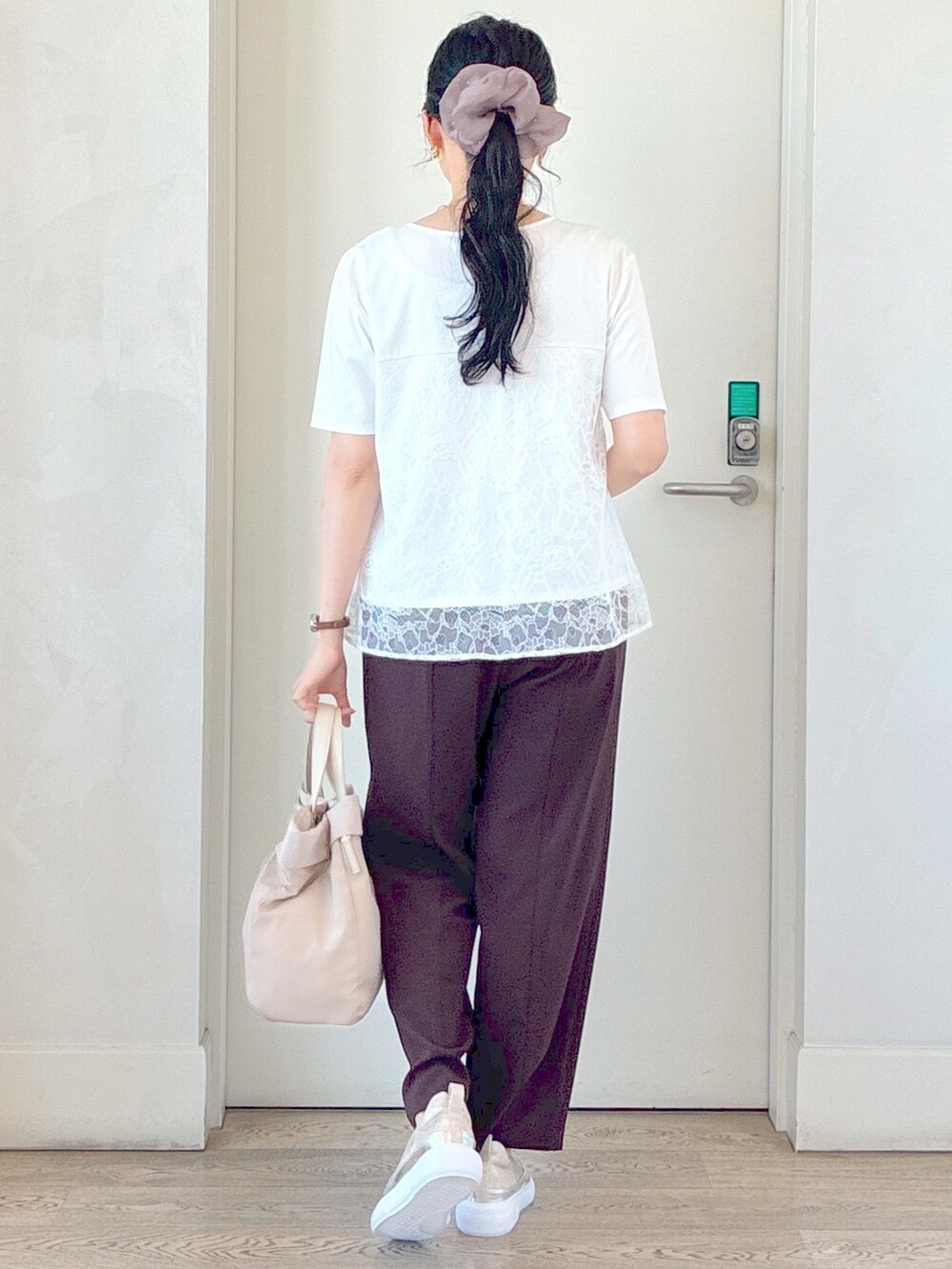 ホワイト系のTシャツ/カットソー、ブラウン系のその他パンツ、ベージュ系のトートバッグを着用したレディースの秋コーディネートの3枚目の写真