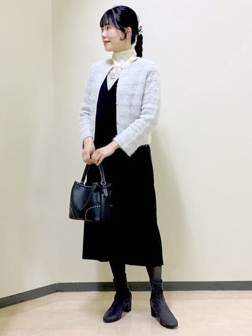 グレー系のカーディガン/ボレロ、ブラック系のワンピース、ホワイト系のTシャツ/カットソーを着用したレディースの冬コーディネートの6枚目の写真