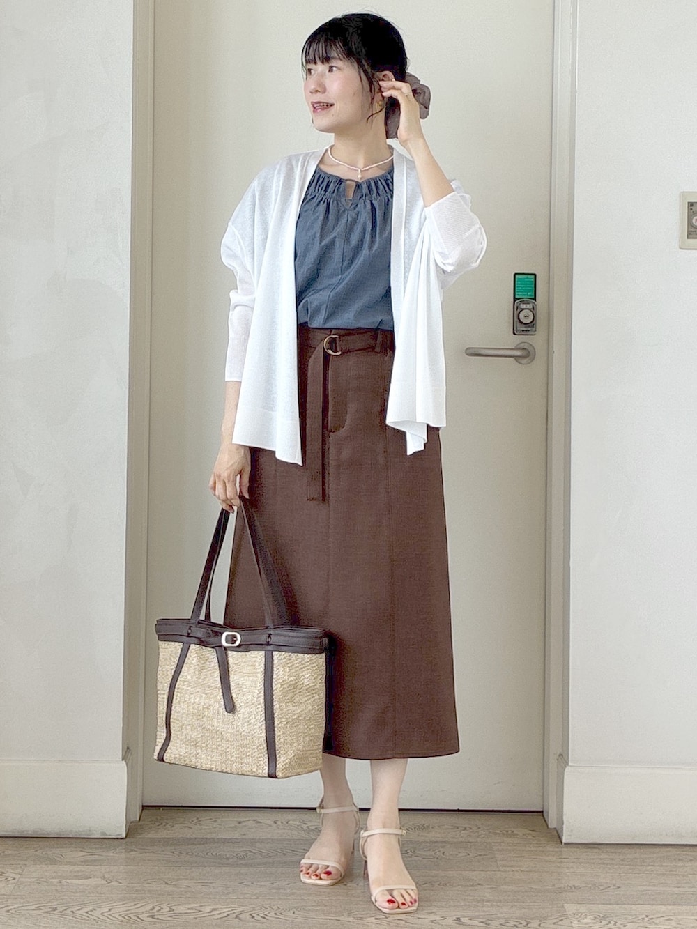 ホワイト系のカーディガン/ボレロ、ブルー系のシャツ/ブラウス、グレー系のタンクトップを着用したレディースの夏コーディネートの5枚目の写真