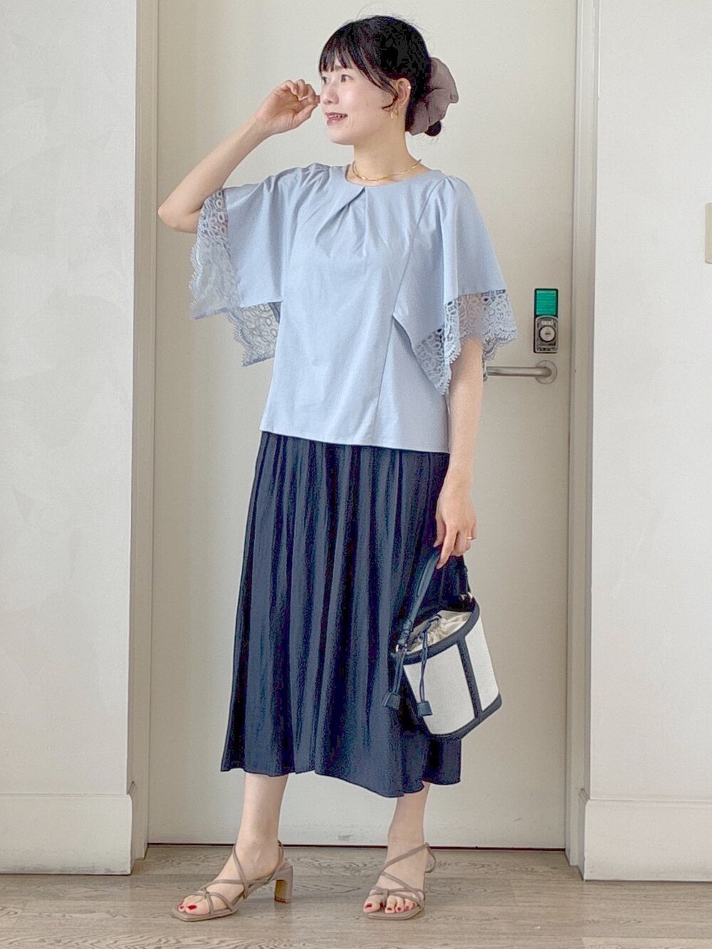 ブルー系のTシャツ/カットソー、ブルー系のブルゾン、ブルー系のその他パンツを着用したレディースの夏コーディネートの7枚目の写真