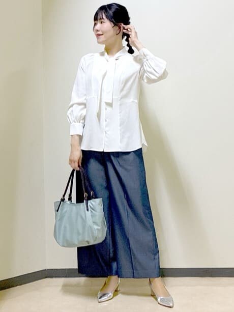 ホワイト系のシャツ/ブラウス、ブルー系のその他パンツ、ブルー系のカーディガン/ボレロを着用したレディースの冬コーディネートの6枚目の写真