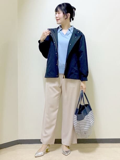 ベージュ系のその他パンツ、ブルー系のブルゾン、ブルー系のニット/セーターを着用したレディースの春コーディネートの6枚目の写真