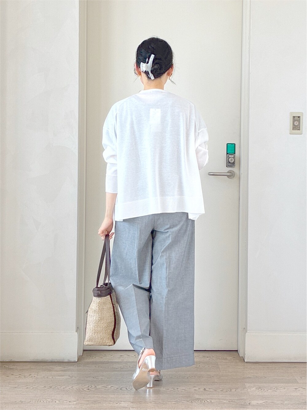ホワイト系のカーディガン/ボレロ、ブラック系のTシャツ/カットソー、ブラック系のその他パンツを着用したレディースの夏コーディネートの3枚目の写真