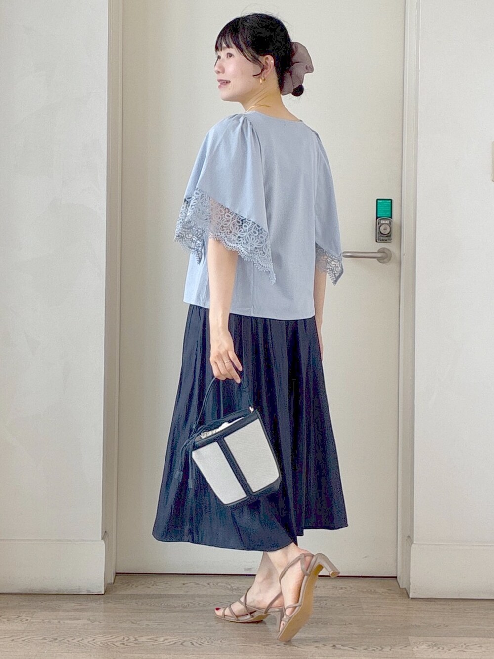 ブルー系のTシャツ/カットソー、ブルー系のブルゾン、ブルー系のその他パンツを着用したレディースの夏コーディネートの4枚目の写真