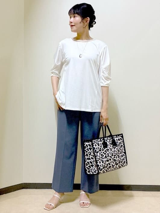 ホワイト系のTシャツ/カットソー、ブルー系のその他パンツ、ブルー系のTシャツ/カットソーを着用したレディースの夏コーディネートの6枚目の写真