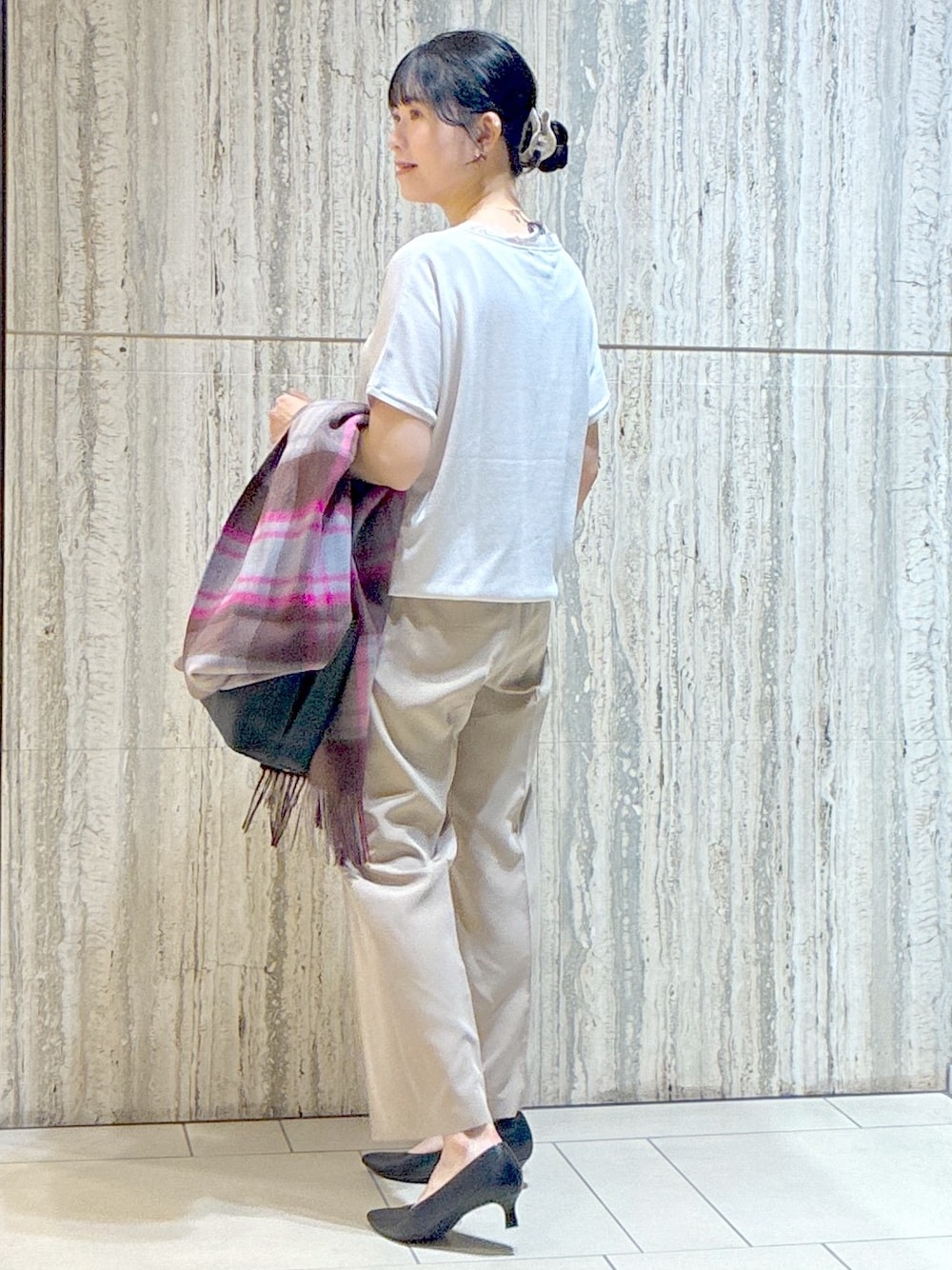 グレー系のニット/セーター、ブラウン系のシャツ/ブラウス、ベージュ系のその他パンツを着用したレディースの秋コーディネートの4枚目の写真