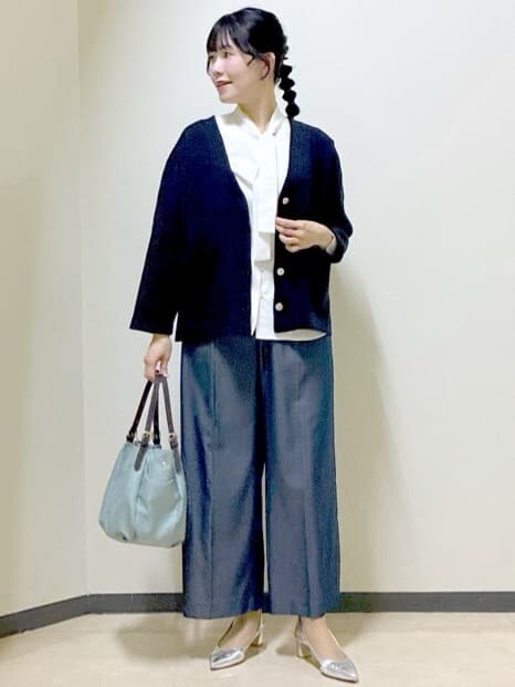 ホワイト系のシャツ/ブラウス、ブルー系のその他パンツ、ブルー系のカーディガン/ボレロを着用したレディースの冬コーディネートの8枚目の写真