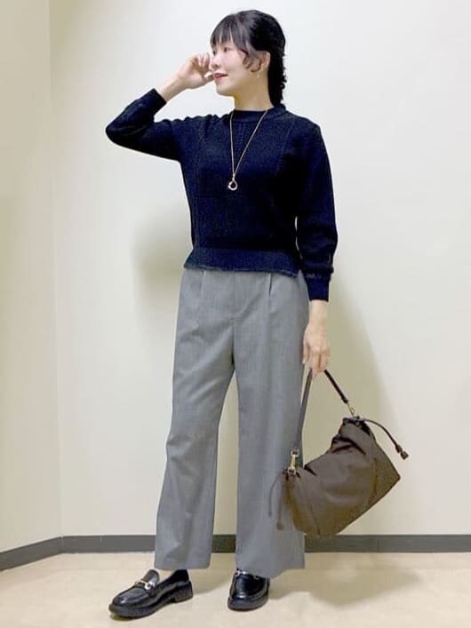ブラック系のニット/セーター、グレー系のその他パンツ、ブラウン系のショルダーバッグを着用したレディースの冬コーディネートの5枚目の写真