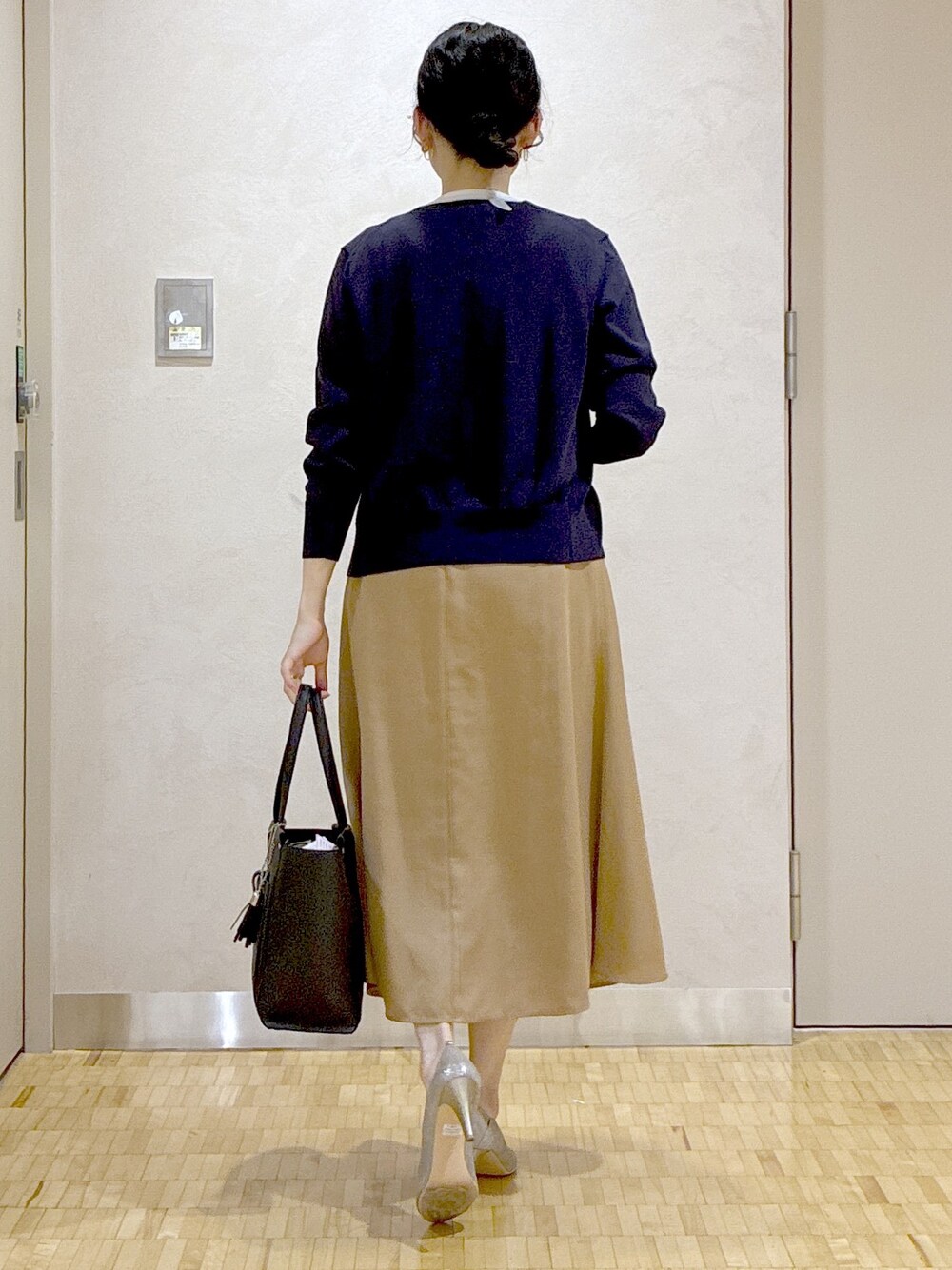 ブルー系のカーディガン/ボレロ、ホワイト系のシャツ/ブラウス、ベージュ系のスカートを着用したレディースの夏コーディネートの3枚目の写真