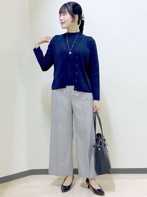 ブルー系のカーディガン/ボレロ、ブルー系のニット/セーター、グレー系のその他パンツを着用したレディースの冬コーディネートの7枚目の写真