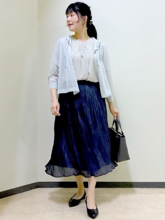 ベージュ系のシャツ/ブラウス、グレー系のカーディガン/ボレロ、ブラック系のスカートを着用したレディースの秋コーディネートの9枚目の写真