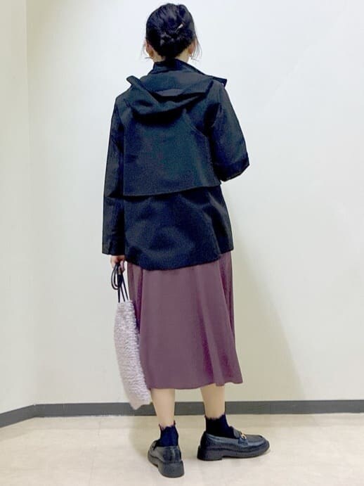 ブラック系のブルゾン、ブルー系のカーディガン/ボレロ、レッド系のスカートを着用したレディースの冬コーディネートの3枚目の写真