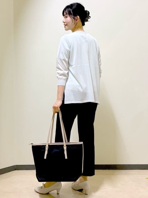 グリーン系のシャツ/ブラウス、ブルー系のその他パンツ、グレー系のカーディガン/ボレロを着用したレディースの夏コーディネートの10枚目の写真