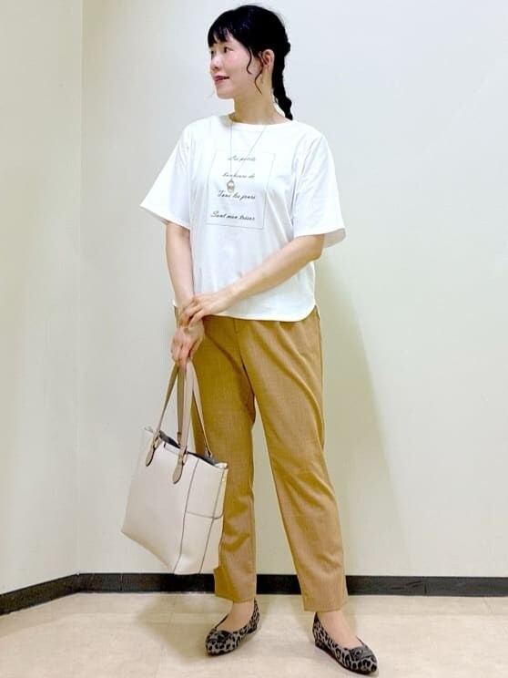 ホワイト系のTシャツ/カットソー、ベージュ系のテーラードジャケット、イエロー系のその他パンツを着用したレディースの夏コーディネートの6枚目の写真
