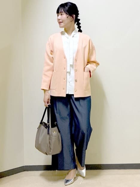 ホワイト系のシャツ/ブラウス、ブルー系のその他パンツ、ブルー系のカーディガン/ボレロを着用したレディースの冬コーディネートの9枚目の写真