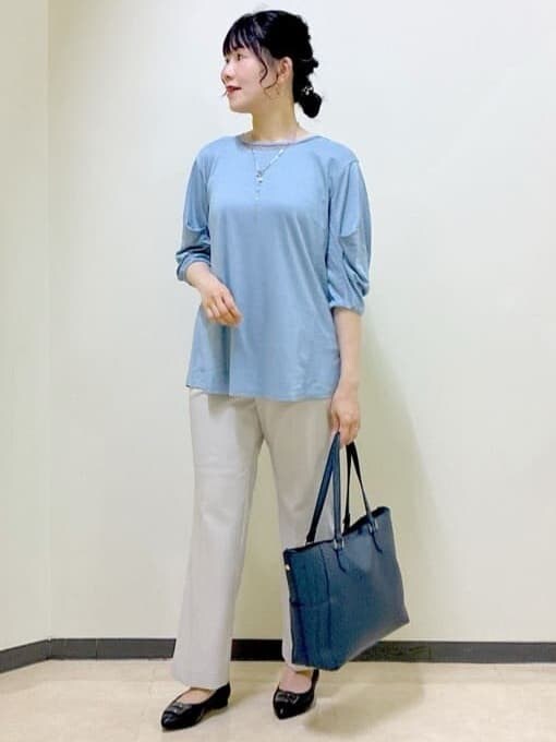 ブルー系のTシャツ/カットソー、ベージュ系のその他パンツ、ブラック系のブルゾンを着用したレディースの秋コーディネートの7枚目の写真