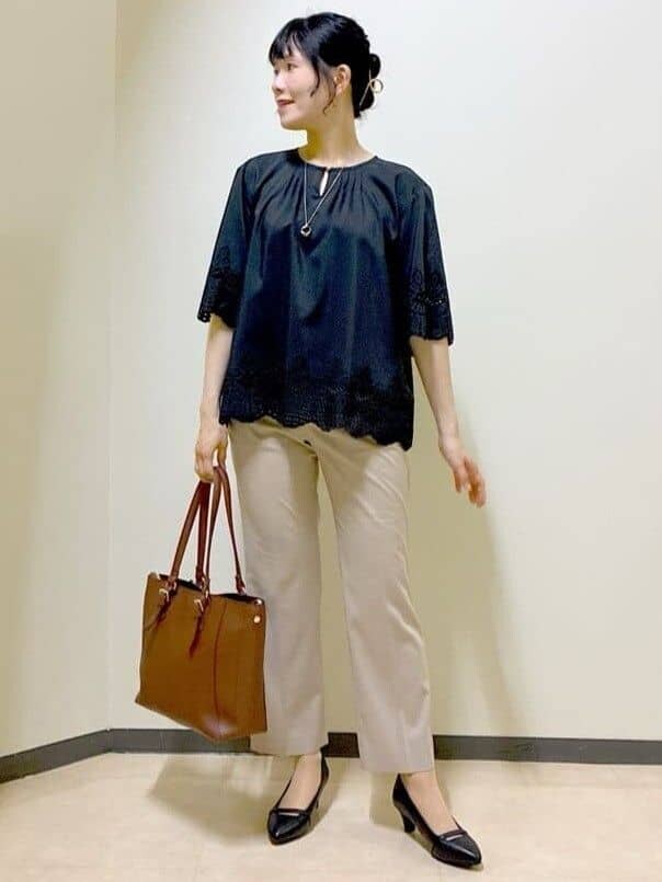 ブラック系のシャツ/ブラウス、ベージュ系のその他パンツ、ブラウン系のトートバッグを着用したレディースの秋コーディネートの9枚目の写真