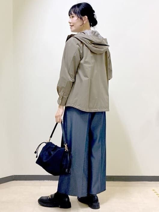 グリーン系のブルゾン、グレー系のニット/セーター、ブルー系のその他パンツを着用したレディースの冬コーディネートの4枚目の写真