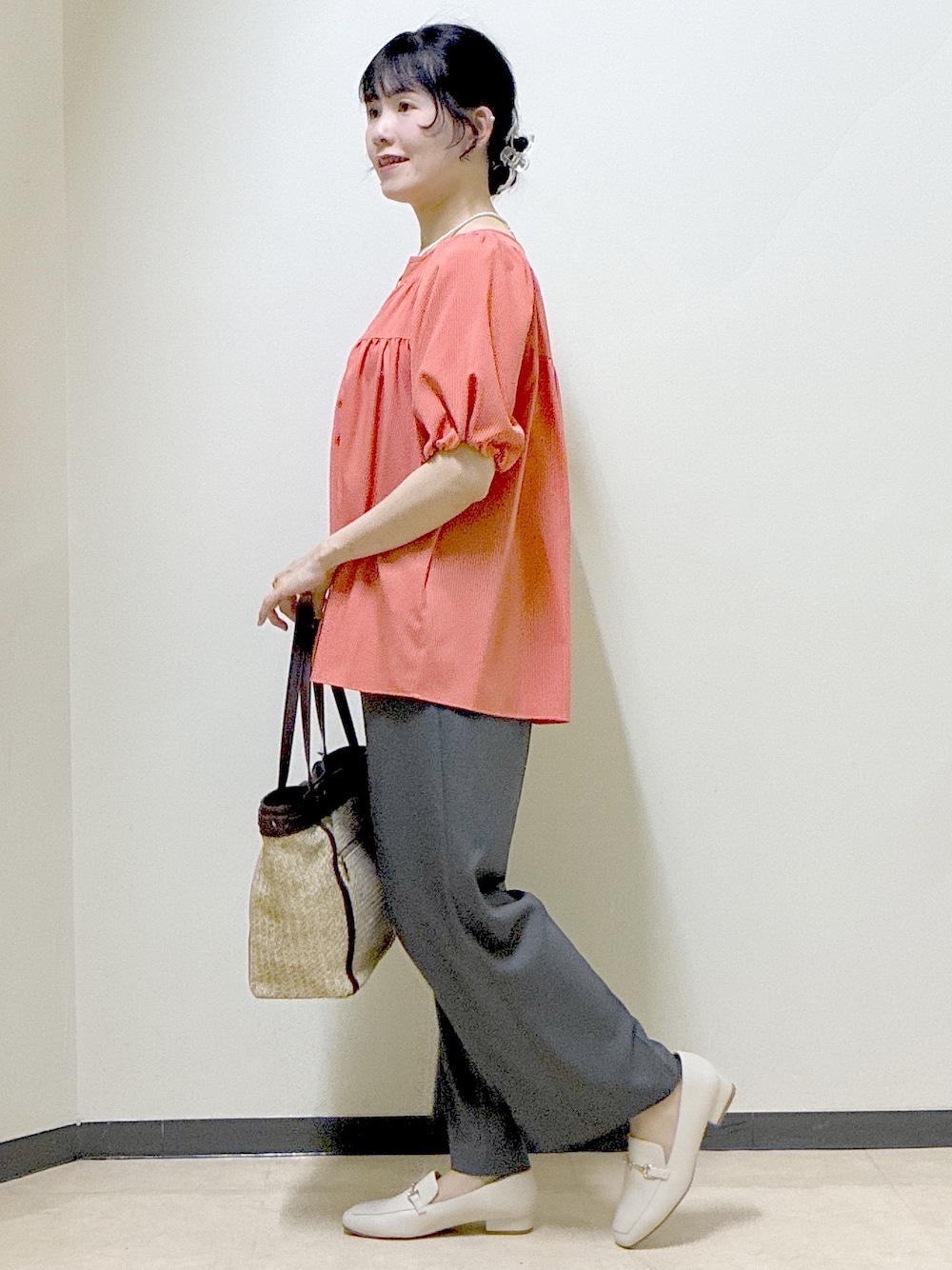 ブラック系のその他パンツ、イエロー系のトートバッグ、オレンジ系のシャツ/ブラウスを着用したレディースの春コーディネートの2枚目の写真