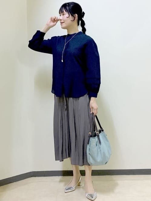 ブルー系のシャツ/ブラウス、ホワイト系のニット/セーター、グリーン系のその他パンツを着用したレディースの冬コーディネートの4枚目の写真