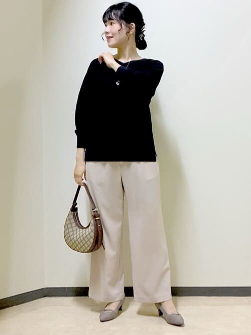 ブラック系のニット/セーター、ベージュ系のその他パンツ、イエロー系のショルダーバッグを着用したレディースの秋コーディネートの7枚目の写真