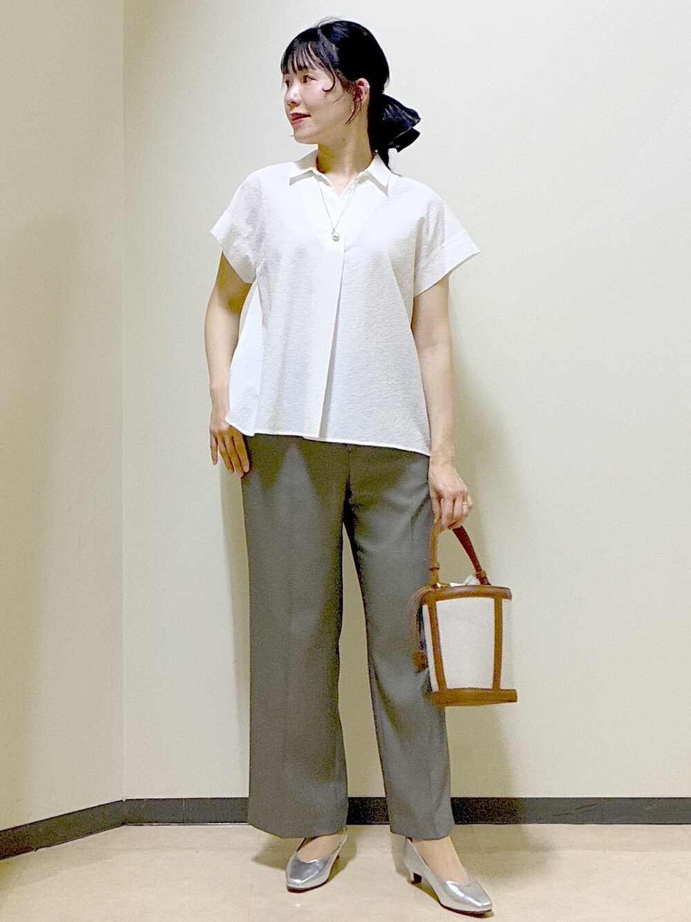 ホワイト系のシャツ/ブラウス、オレンジ系のカーディガン/ボレロ、ベージュ系のその他パンツを着用したレディースの春コーディネートの7枚目の写真
