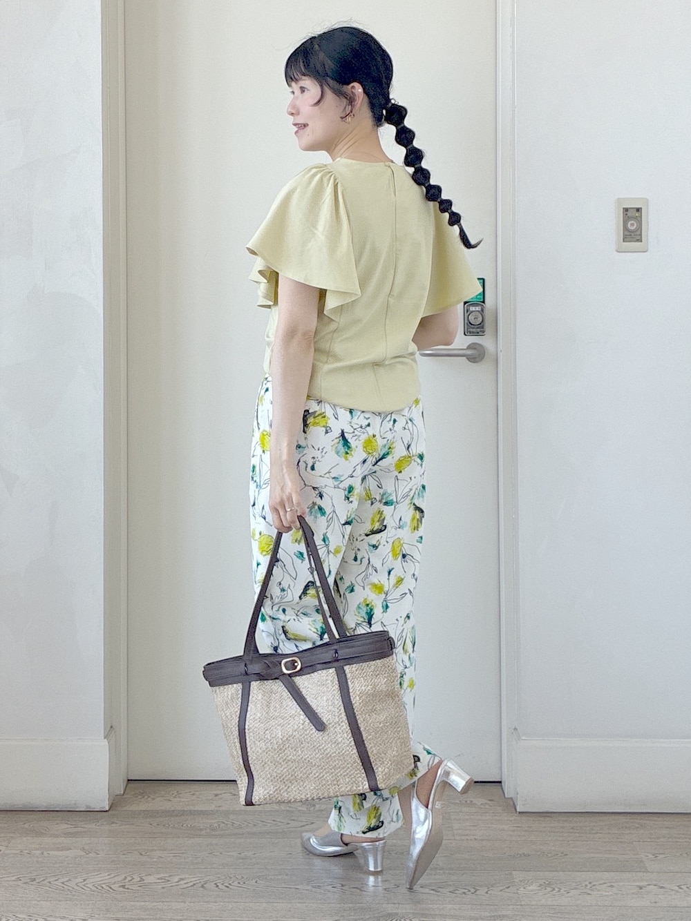 イエロー系のTシャツ/カットソー、ベージュ系のその他パンツ、イエロー系のトートバッグを着用したレディースの夏コーディネートの4枚目の写真
