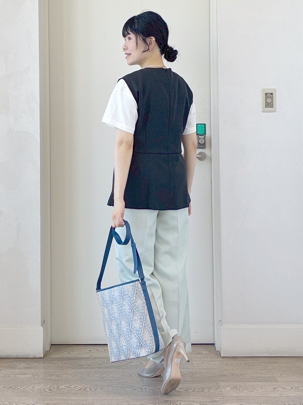 ブラック系のベスト、ホワイト系のTシャツ/カットソー、ホワイト系のタンクトップを着用したレディースの夏コーディネートの4枚目の写真