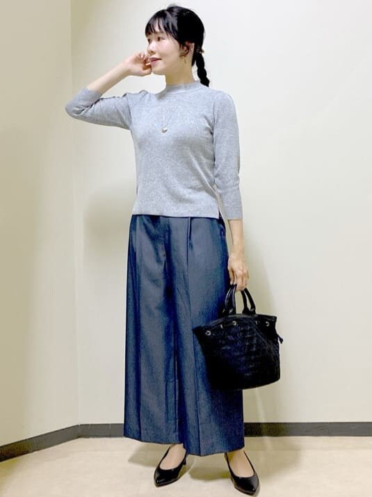 グレー系のニット/セーター、グレー系のカーディガン/ボレロ、ブルー系のその他パンツを着用したレディースの冬コーディネートの6枚目の写真