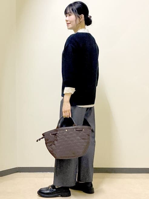 ブラック系のニット/セーター、ベージュ系のシャツ/ブラウス、ブラウン系のその他パンツを着用したレディースの冬コーディネートの10枚目の写真