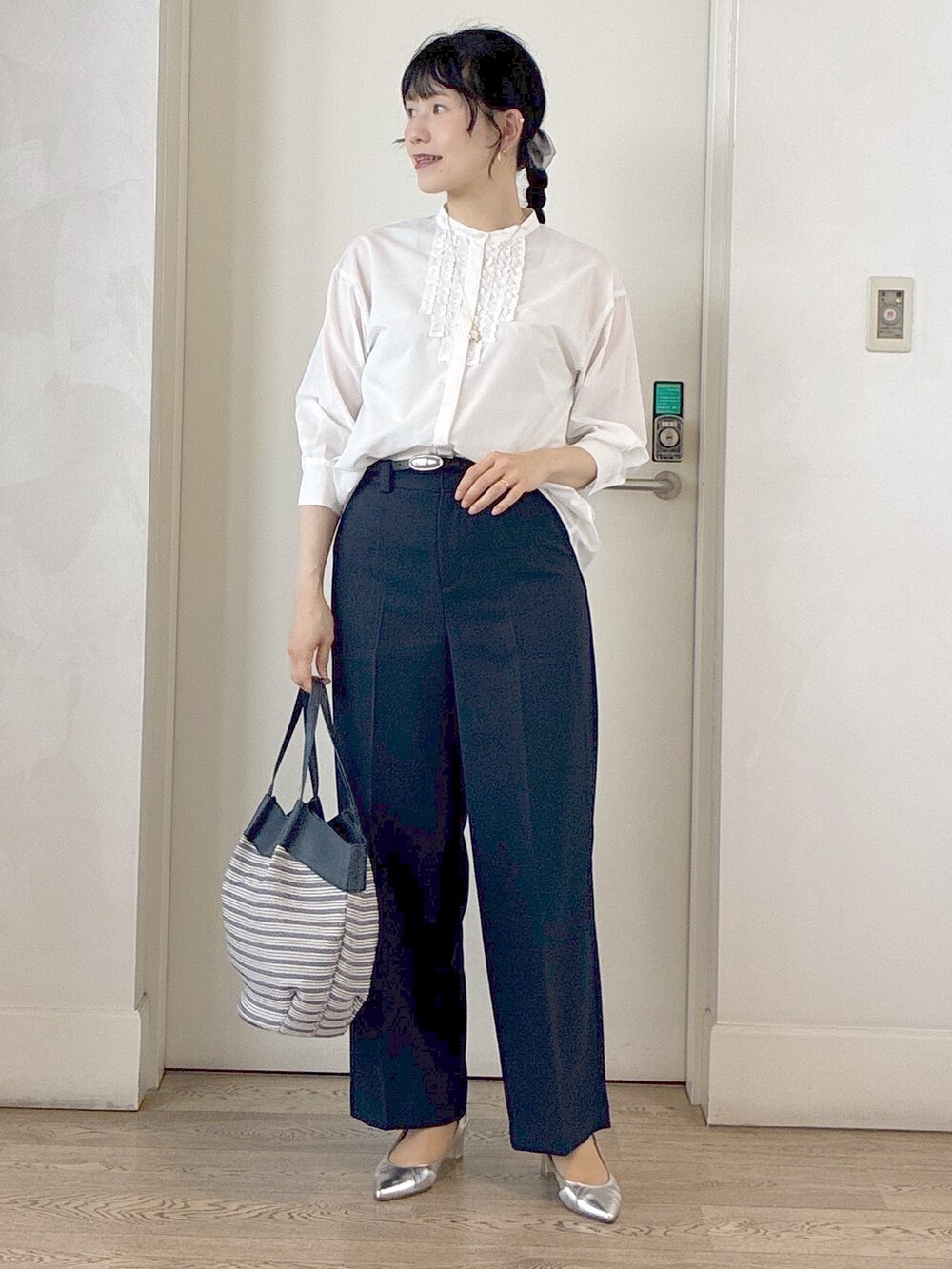 ホワイト系のシャツ/ブラウス、ブルー系のその他パンツ、ブルー系のトートバッグを着用したレディースの春コーディネートの9枚目の写真
