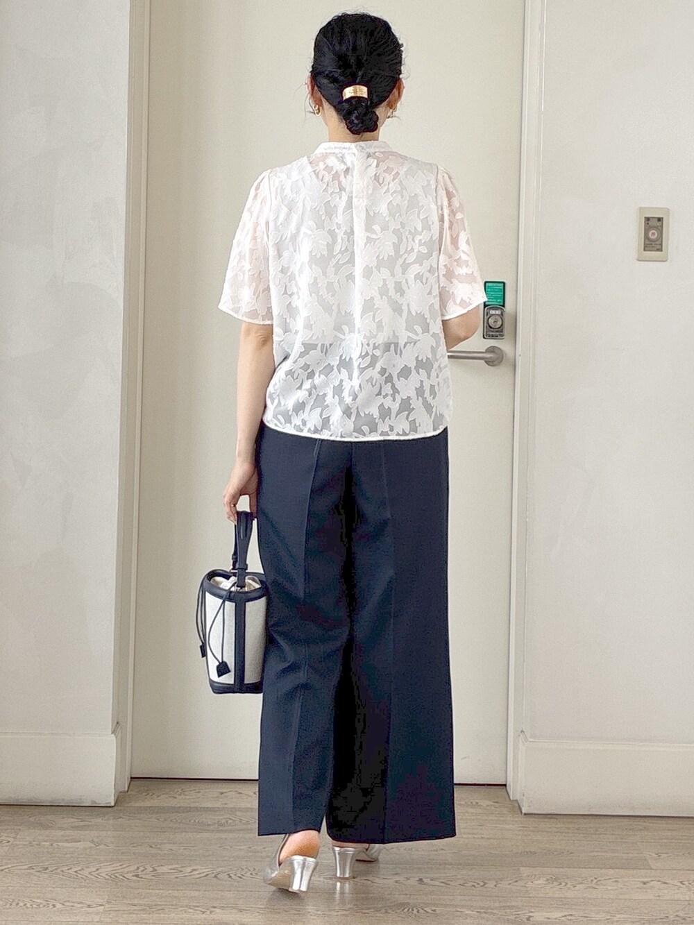 ホワイト系のその他トップス、ブルー系のカーディガン/ボレロ、ブルー系のその他パンツを着用したレディースの夏コーディネートの3枚目の写真